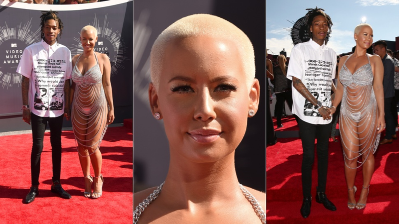 Illustration for article titled Glitter, Cleavage and Outlandish Outfits on the VMAs Red Carpet